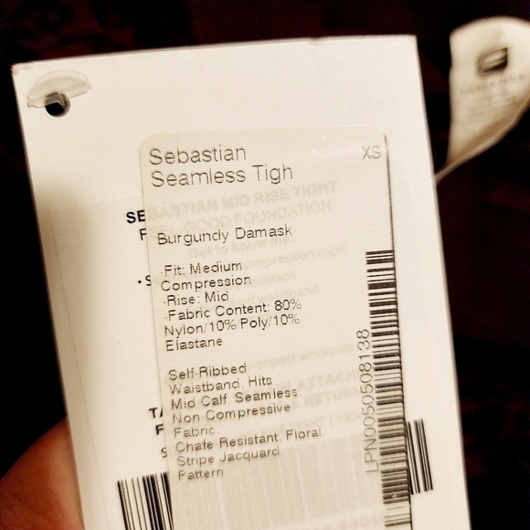 NWT Fabletics SEBASTIAN SEAMLESS TIGHT Burgundy Demask Leggings XXS XS New - Picture 10 of 10